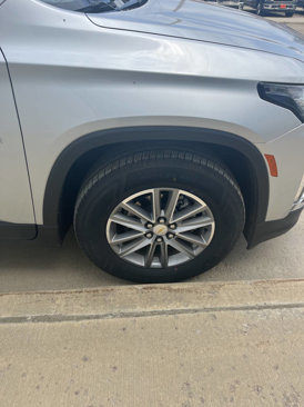 Used 2022 Chevrolet Traverse LT image 2