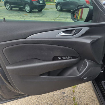 Used 2019 Buick Regal Preferred w/ Sights and Sounds Package image 10