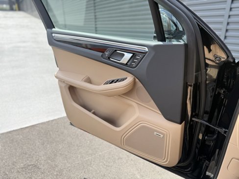 Certified 2025 Porsche Macan image 13