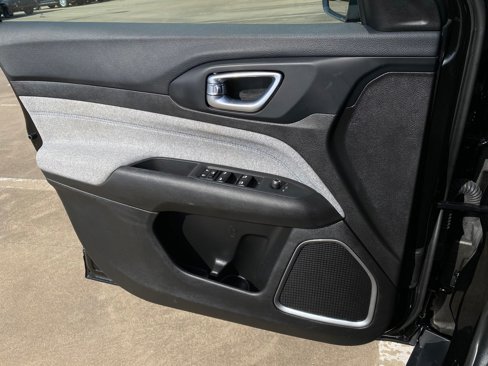Used 2025 Jeep Compass Latitude image 23
