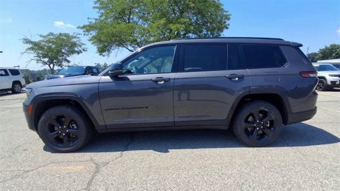 Used 2023 Jeep Grand Cherokee L Laredo image 5