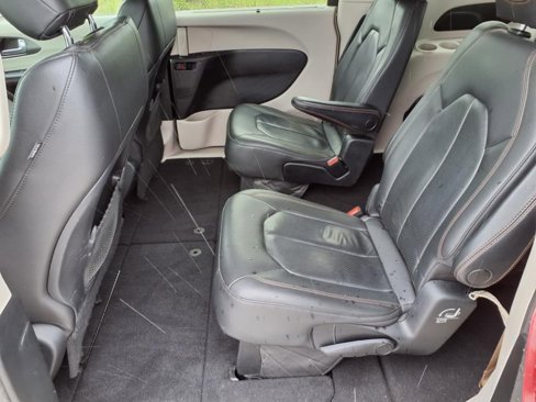 Used 2020 Chrysler Pacifica Touring-L image 27
