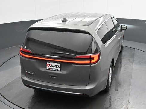Used 2023 Chrysler Pacifica Touring-L image 37