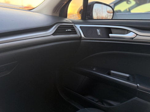Used 2018 Ford Fusion SE w/ Fusion SE Technology Package image 19