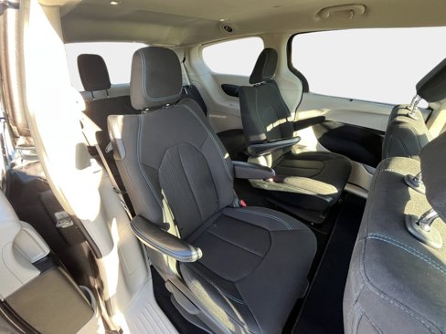 Used 2021 Chrysler Pacifica Touring w/ Cold Weather Group image 13