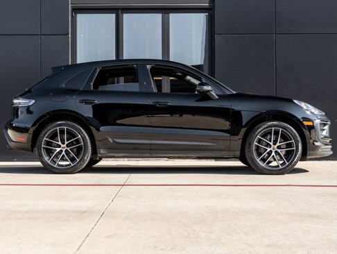 Certified 2023 Porsche Macan image 12