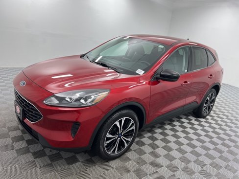 Used 2021 Ford Escape SE w/ SE Sport Appearance Package image 4