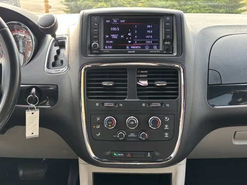 Used 2019 Dodge Grand Caravan SXT image 28