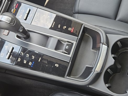 Certified 2025 Porsche Macan Turbo image 28