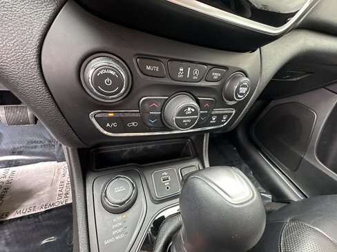 Used 2019 Jeep Cherokee Overland w/ Technology Group image 33