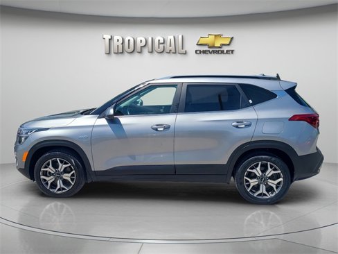 Used 2023 Kia Seltos EX image 2