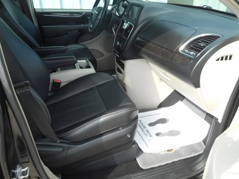 Used 2015 Chrysler Town & Country Touring image 10