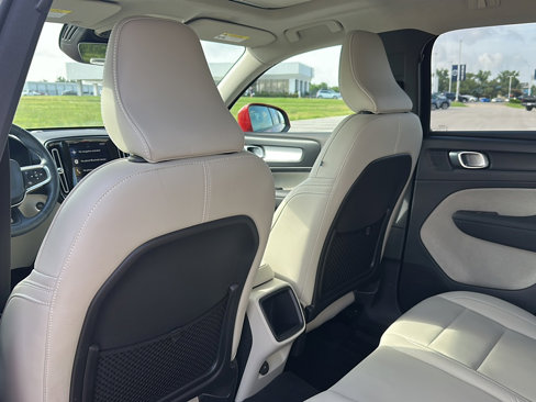 Used 2020 Volvo XC40 T5 Momentum w/ Protection Package Premier image 17
