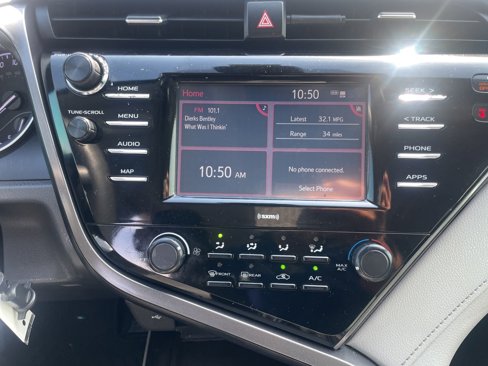 Used 2020 Toyota Camry LE image 10