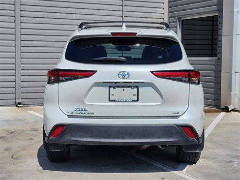Used 2022 Toyota Highlander XLE image 7