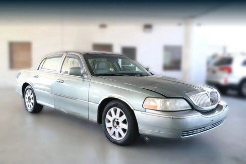 Used 2005 Lincoln Town Car Signature Limited image 1