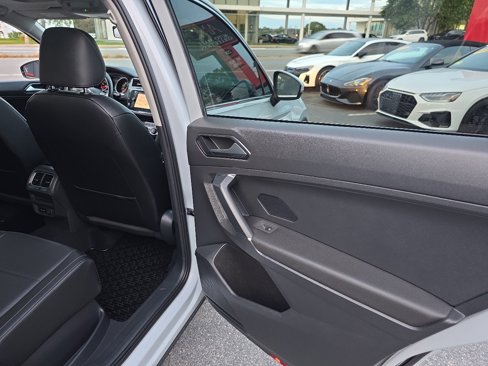 Used 2018 Volkswagen Tiguan SEL image 44