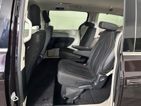 Used 2017 Chrysler Pacifica Touring image 25