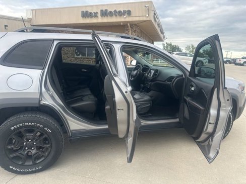 Used 2019 Jeep Cherokee Trailhawk w/ Cold Weather Group image 13