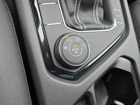 New 2025 Volkswagen Taos SE image 33