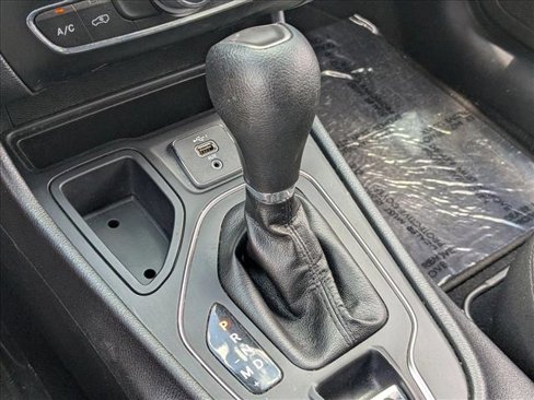 Used 2019 Jeep Cherokee Latitude w/ Popular Appearance Group image 12