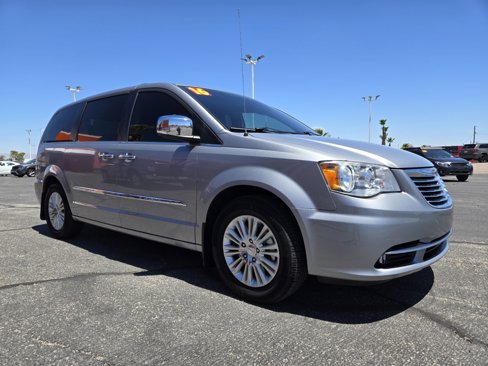 Used 2016 Chrysler Town & Country Limited image 5