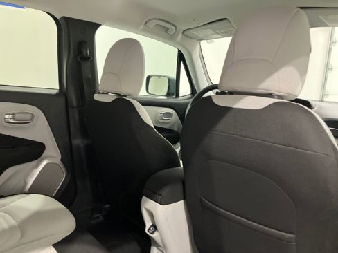 Used 2018 Jeep Renegade Latitude image 41
