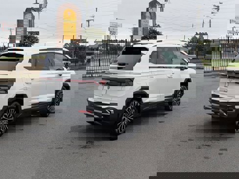 New 2025 Volkswagen Taos SE image 3