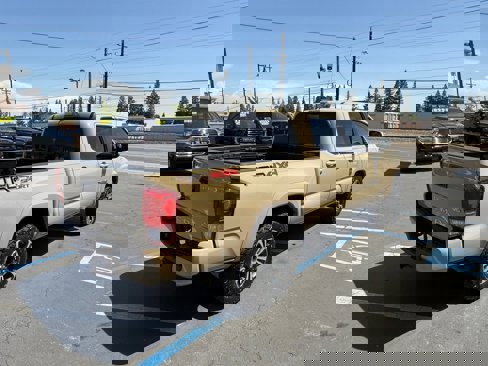 Used 2017 Toyota Tacoma TRD Sport image 5