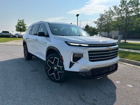 Used 2024 Chevrolet Traverse RS image 2