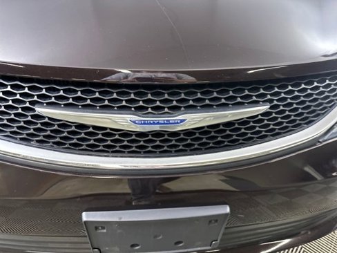 Used 2017 Chrysler Pacifica Touring image 9