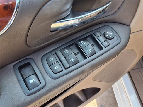 Used 2016 Chrysler Town & Country Touring image 16