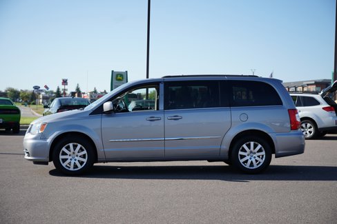 Used 2015 Chrysler Town & Country Touring image 6