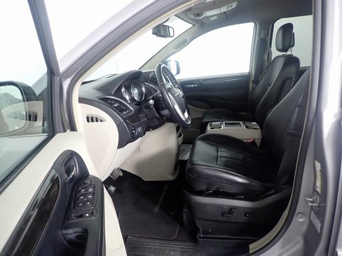 Used 2016 Chrysler Town & Country Touring image 19