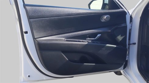Used 2021 Hyundai Elantra SE image 15
