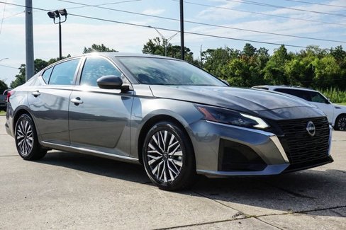Used 2023 Nissan Altima 2.5 SV image 2
