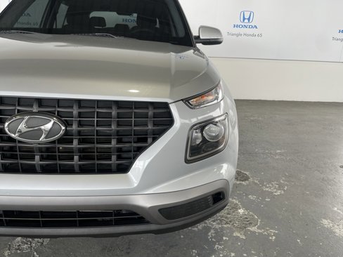 Used 2020 Hyundai Venue SE image 32