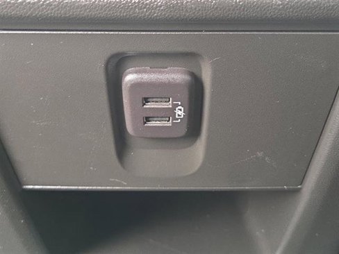 Used 2023 Chevrolet Traverse LT w/ Rear Camera Mirror Package image 12