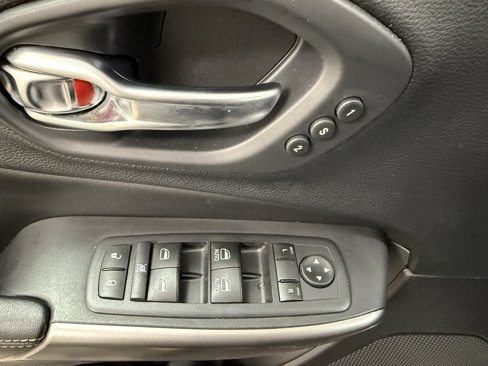 Used 2020 Jeep Cherokee Limited image 11
