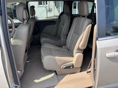 Used 2015 Chrysler Town & Country Touring image 15