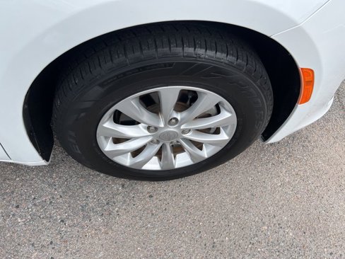 Used 2019 Chrysler Pacifica Touring-L image 33