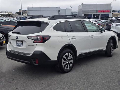 Used 2022 Subaru Outback Premium image 2