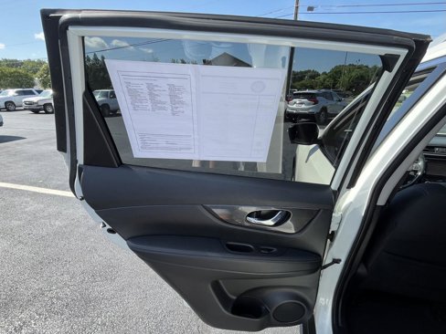 Used 2018 Nissan Rogue SV image 16