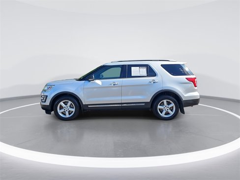 Used 2017 Ford Explorer XLT w/ Equipment Group 202A image 8