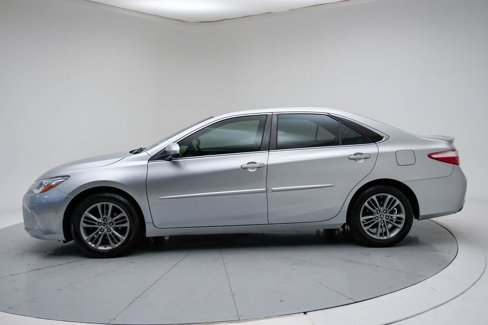 Used 2016 Toyota Camry SE image 2