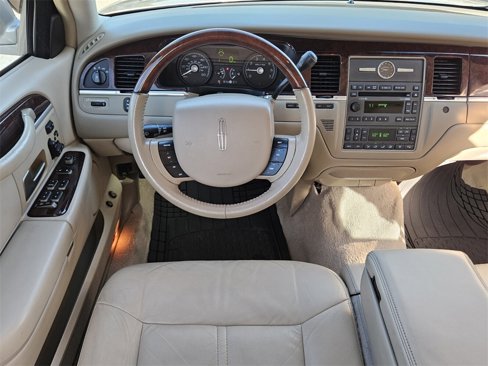 Used 2008 Lincoln Town Car Signature Limited image 6