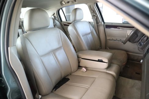 Used 2005 Lincoln Town Car Signature Limited image 13