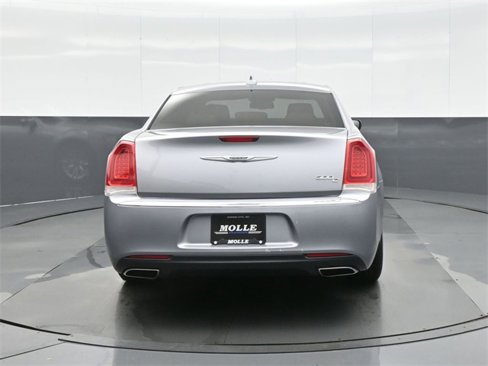 Used 2016 Chrysler 300 C image 6