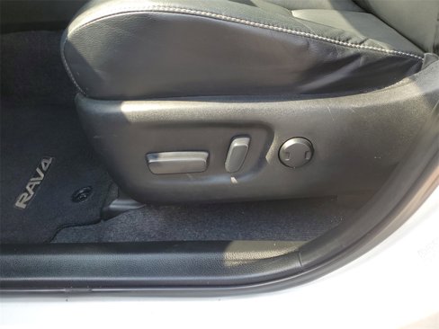 Used 2016 Toyota RAV4 Limited image 18