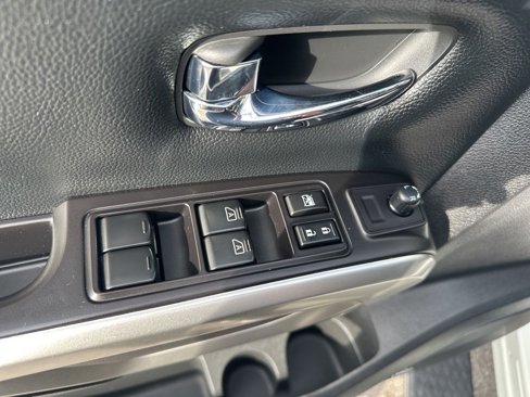 Used 2020 Nissan Titan SL w/ Moonroof Package image 11